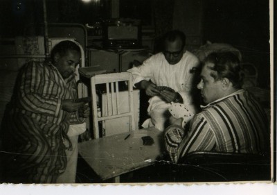 scan002.jpg (98.74 KiB) Przejrzano 1989 razy Zdjęcie od Jana Stachury, dyr Karol Łuczyński gra z pacjentami w kanastę