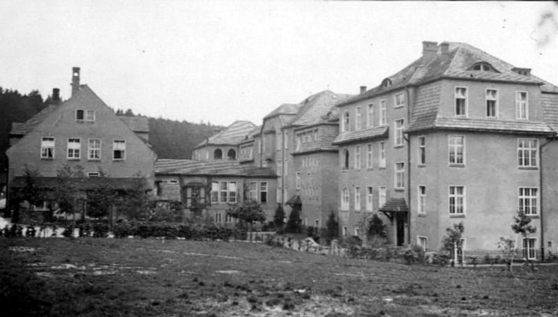 005.jpg - Widok Pawilonu II przed okresem rozbudowy. Budynek jest krótszy niż współcześnie - jego koniec znajduje się w miejscu gdzie obecnie jest winda.