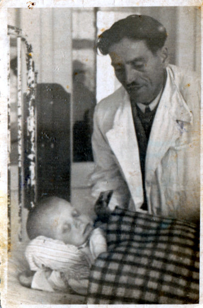 correct_moj ojciec u mnie w szpitalu.jpg - Skorygowane zdjęcie przedstawiające mojego ojca odwiedzajacego mnie w Państwowym Sanatorium Gruźlicy Kostno- stawowej w Kamiennej Górze